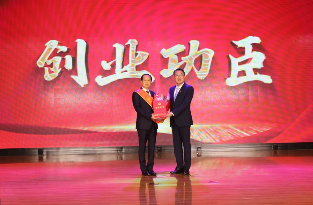 聯(lián)橋集團(tuán)黨委書(shū)記、董事長(zhǎng)慕镕鍵被授予威海高新區(qū)建區(qū)30周年十大“創(chuàng)業(yè)功臣”稱(chēng)號(hào)