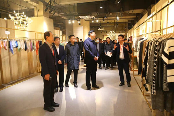 威海市黨建引領(lǐng)兩新組織高質(zhì)量發(fā)展觀(guān)摩團(tuán)到聯(lián)橋集團(tuán)觀(guān)摩
