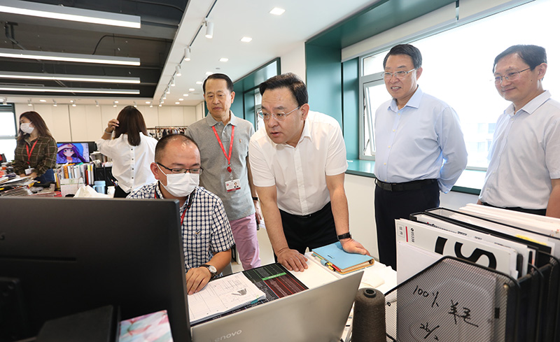 威海市委副書記、代市長閆劍波到聯(lián)橋集團(tuán)調(diào)研
